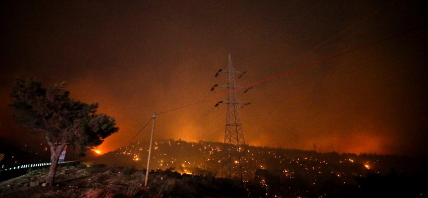 Mersin'deki yangına gece görüşlü 3 helikopter müdahale ediyor