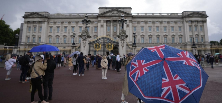 Kraliçe'nin sevenleri Buckingham Sarayı'nın önünde toplandı