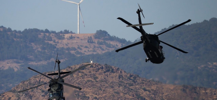 İzmir'in 100. kurtuluş günü kutlamalarında helikopterler zeybek gösteri yaptı