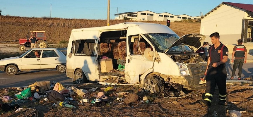 Tarım işçilerini taşıyan minibüs devrildi: 27 kişi yaralandı