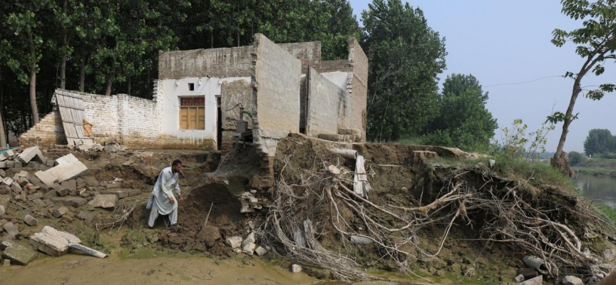 Pakistan'ın Sindh eyaletinde okulların yüzde 40'ı sel sonucu yıkıldı