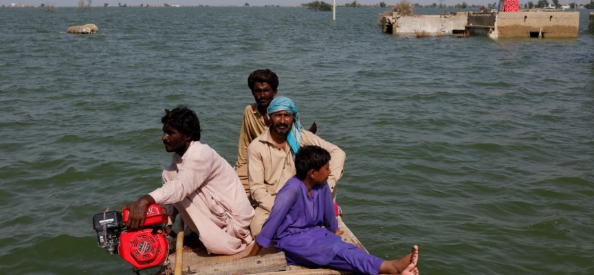 Pakistan'da selin etkili olduğu bölgelerde halk evlerini terk ediyor