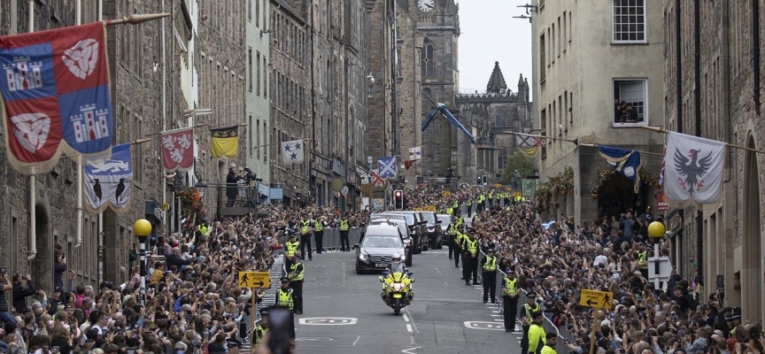 Kraliçe Elizabeth'in cenazesi İskoçya'nın başkenti Edinburgh'a götürüldü