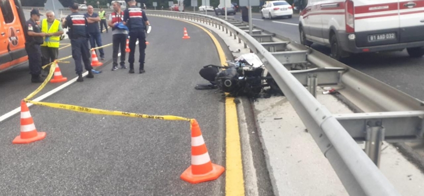 Düzce'de bariyerlere çarpan motosikletteki 2 genç öldü