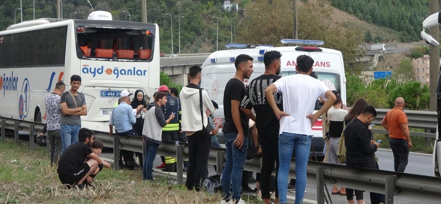 Kocaeli'de 2 yolcu otobüsü ve hafif ticari araç çarpıştı