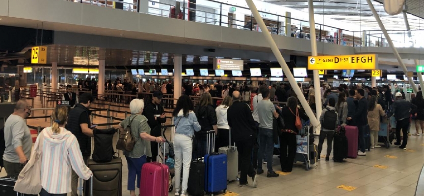 Amsterdam havalimanında personel eksikliği ve aşırı yoğunluk krizi sürüyor