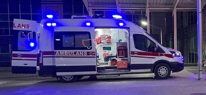 Çorum'da otomobil elektrik direğine çarptı: 2 yaralı