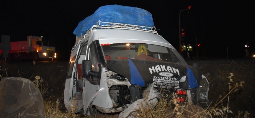 Şanlıurfa'da minibüs ile otomobil çarpıştı: 16 yaralı