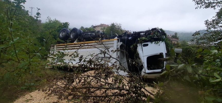 Kastamonu'da devrilen kamyonun sürücüsü hayatını kaybetti