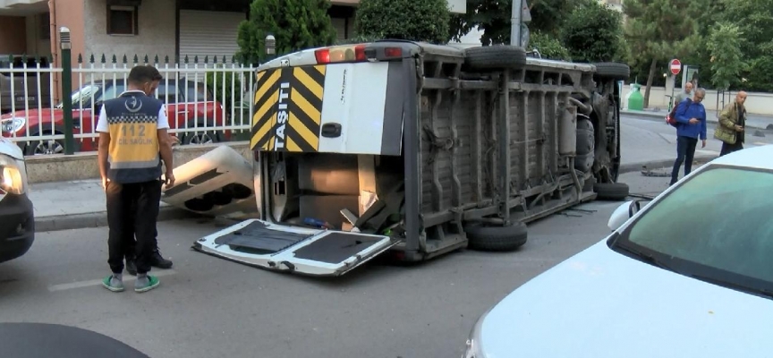 Kadıköy'de 2 servis çarpıştı: 1 yaralı