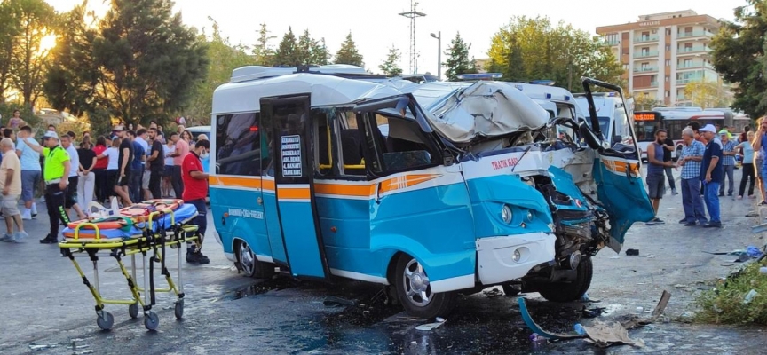 İzmir'de midibüs ile dolmuş çarpıştı: 2 ölü, 4 yaralı