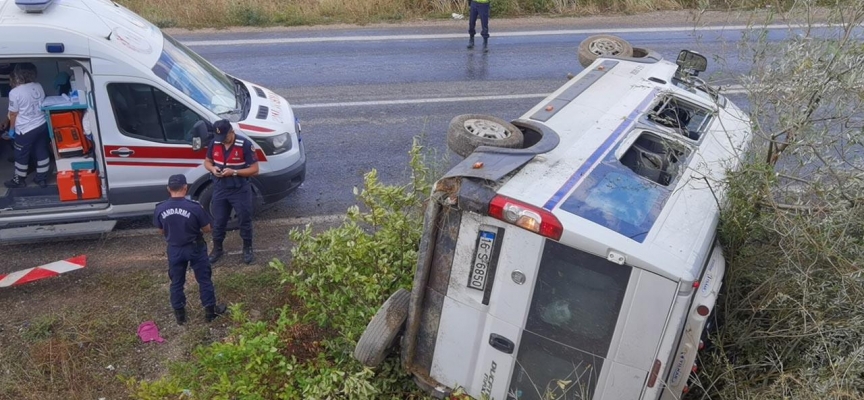 Bursa'da fabrika işçilerini taşıyan minibüs devrildi: 7 yaralı