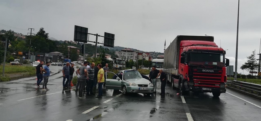 Rize'de tır ile çarpışan otomobildeki baba ve oğlu yaralandı