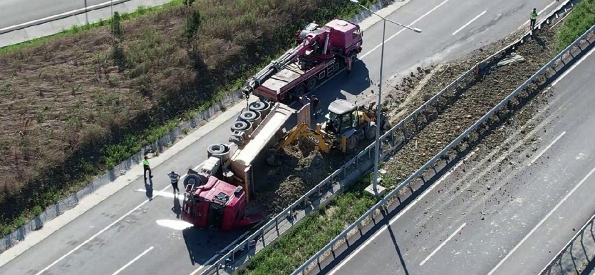 Arnavutköy'de kamyon ile otomobil çarpıştı: 2 yaralı