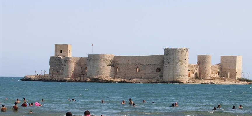 Mersin'deki Kızkalesi'nde turizm hareketliliği sürüyor