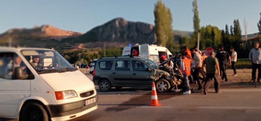 Tokat'ta öğrenci servisi kamyonetle çarpıştı: 14 yaralı