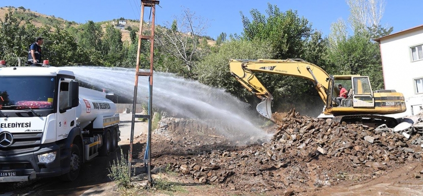 Muş'ta metruk binaların yıkımına başlandı