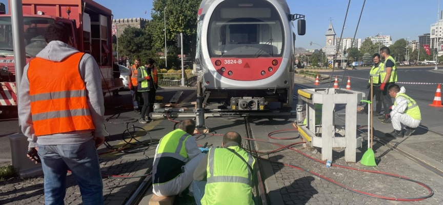 Kayseri'de halk otobüsüyle tramvay çarpıştı