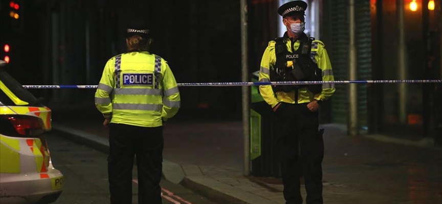 Londra'nın merkezinde iki polis memuru bıçaklandı