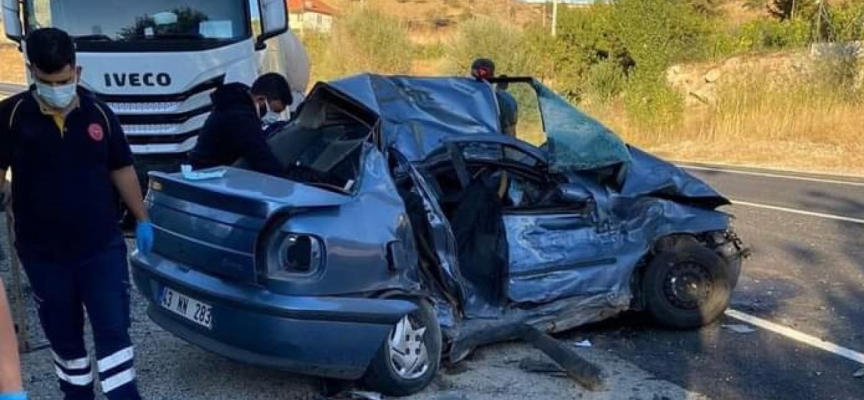 Antalya'da kamyon otomobille çarpıştı: 4 ölü, 1 yaralı