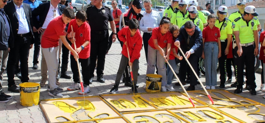 Sinop’ta öğrencilerle birlikte yaya geçidi sembolü boyandı