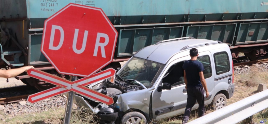 Yük treni hemzemin geçitte hafif ticari araca çarptı