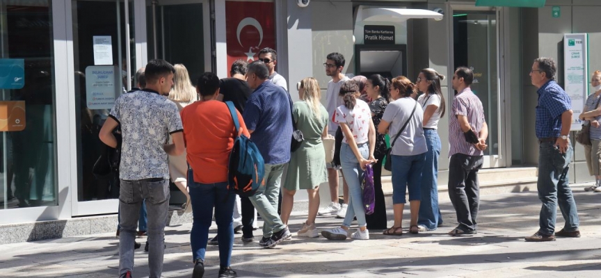 Denizli'de sosyal konut projesi başvuruları nedeniyle bankalarda yoğunluk oluştu