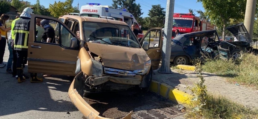 Isparta’da iki otomobil çarpıştı: 6 yaralı