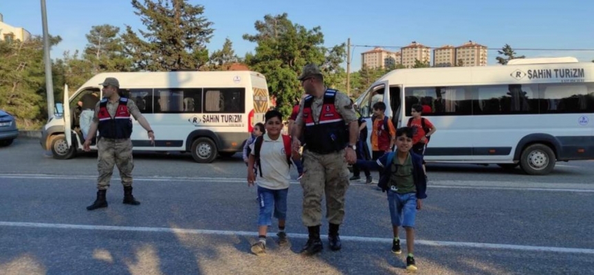 Okul çevrelerinde denetim: 126 okul servis aracı trafikten men edildi