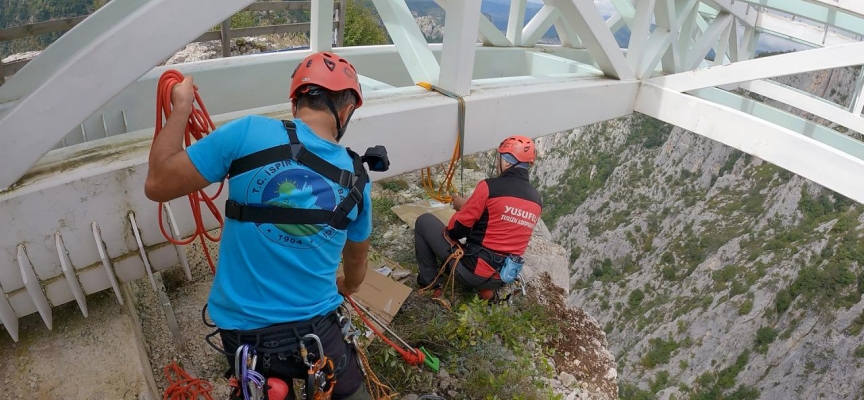 Kastamonu'da iple Çatak Kanyonu'na inip cam terasın altında çevre temizliği yaptılar