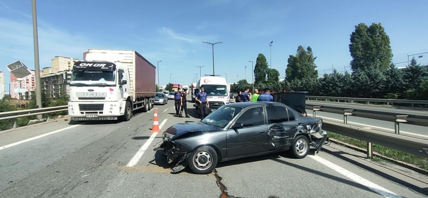 Anadolu Otoyolu'nda otomobil bariyere çarptı: 6 yaralı