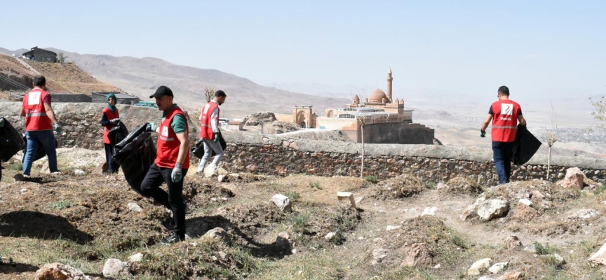 İshak Paşa Sarayı çevresinde temizlik yapıldı