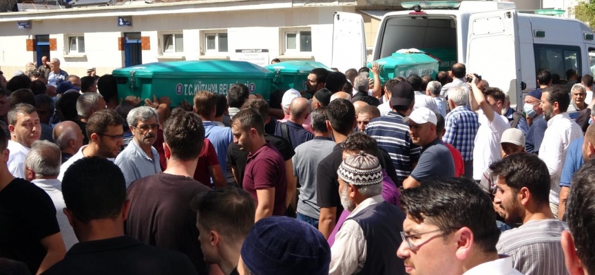 Antalya'daki trafik kazasında ölen 4 kişi Kütahya'da toprağa verildi