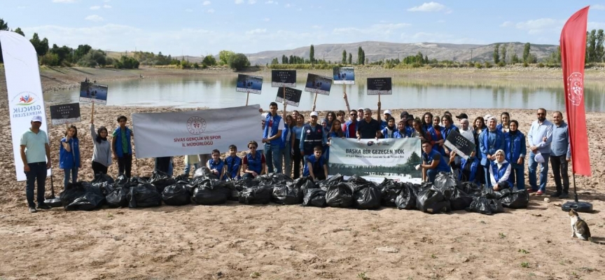 Sivas'ta gönüllü gençler 100 poşet çöp topladı