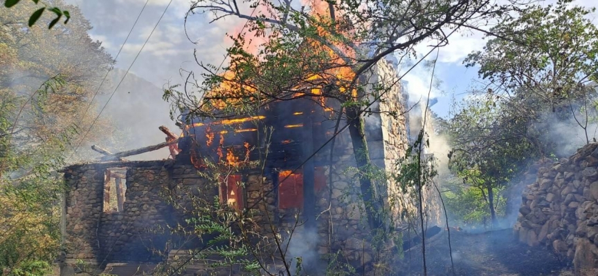 Artvin'de yangın: 4 katlı bina kullanılamaz hale geldi