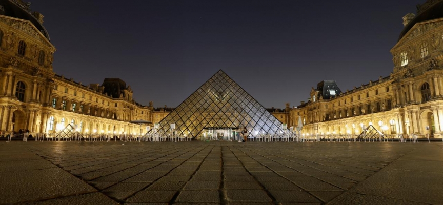 Louvre Müzesi piramidi enerji tasarrufu için erken karartıldı