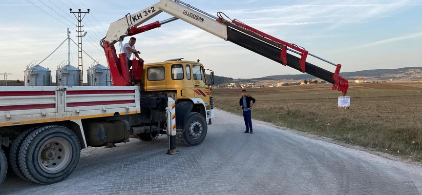 Bahşiş için vinçle konvoyun önünü kesti