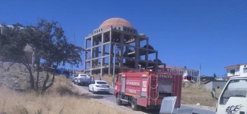 Niğde'de cami inşaatının iskelesi çöktü: 4 işçi yaralandı