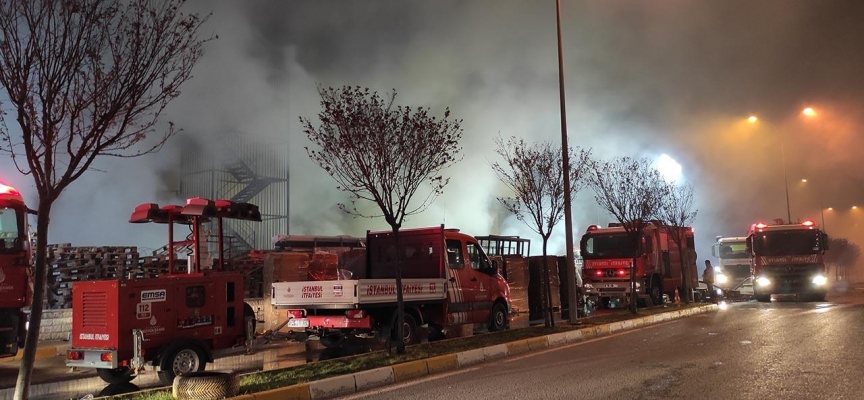 Beylikdüzü'nde depo yangını: 10 katlı bina boşaltıldı