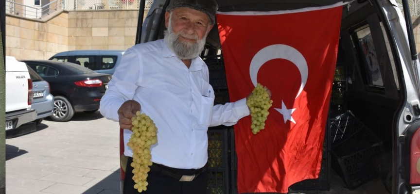 Hakkari'deki askerlere Denizli'den üzüm getirdi