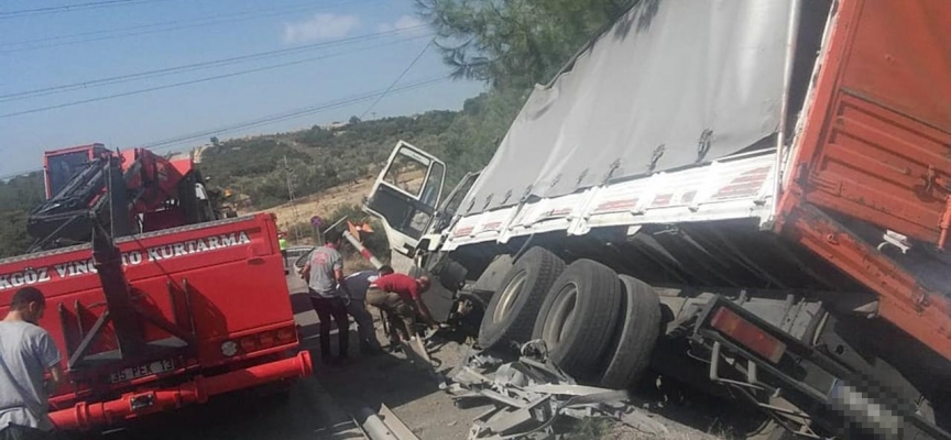 İzmir'de freni boşalan kamyon şarampole devrildi, sürücü hafif yaralandı