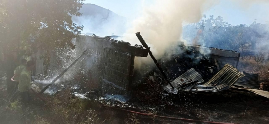 Karabük'te çıkan yangında samanlık hasar gördü