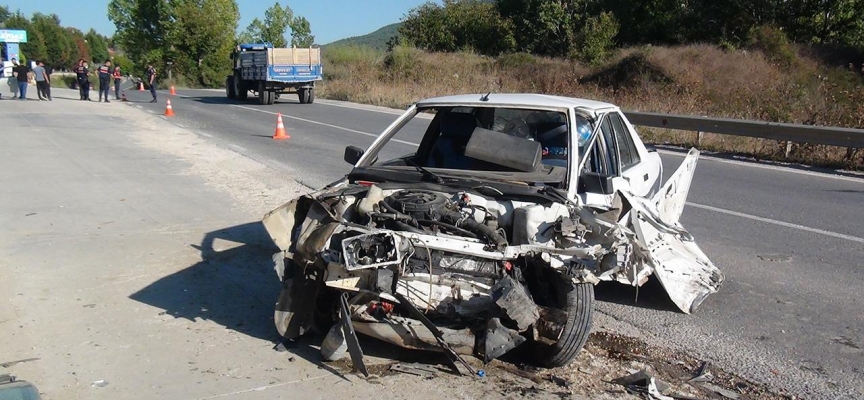 Sakarya'da iki otomobil çarpıştı: 2 yaralı