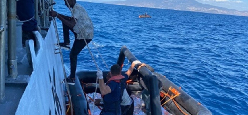 Yunanistan'ın ölüme terk ettiği 66 düzensiz göçmen kurtarıldı