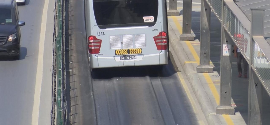 Arızalanan metrobüs yoğunluğa neden oldu