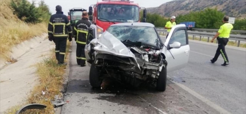 Amasya'da traktör ile otomobilin çarpıştığı kazada 3 kişi yaralandı