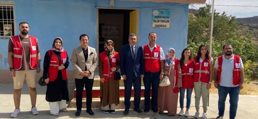 Mardin'de öğrencilere spor ve kırtasiye malzemesi desteği