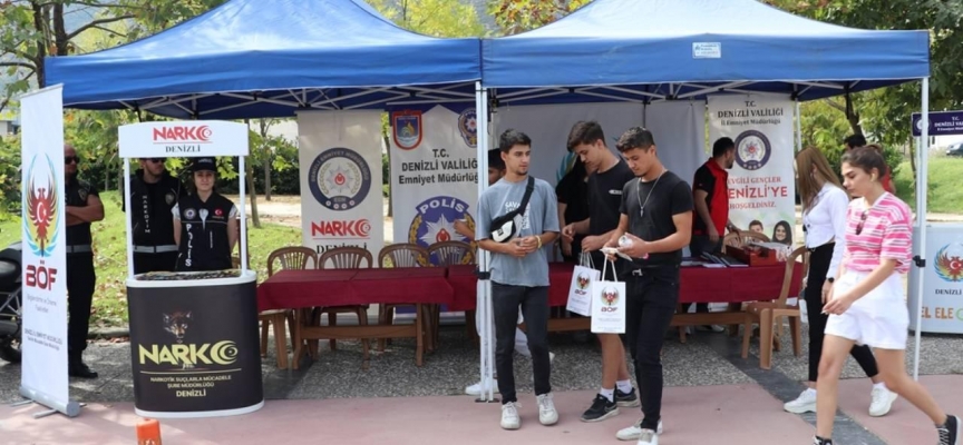 Denizli'de polis, öğrencileri bilgilendirmek için kampüste stant açtı