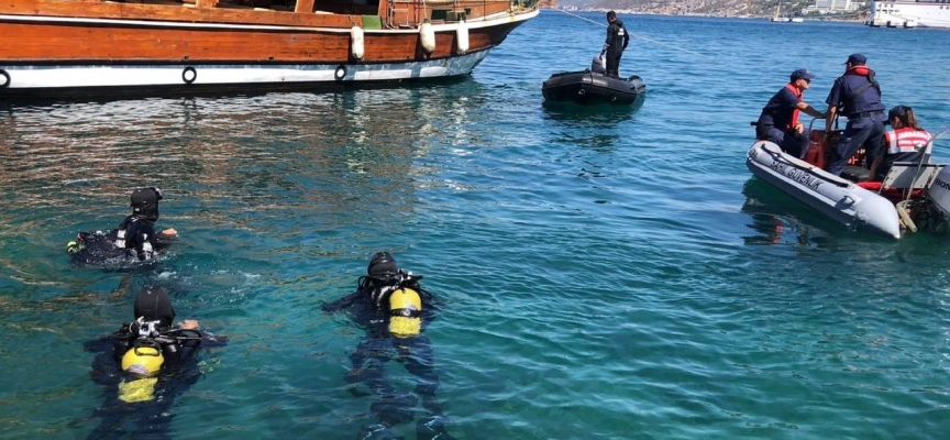 Jandarma, Kuşadası'ndaki Sevgi Plajı'nda temizlik yaptı