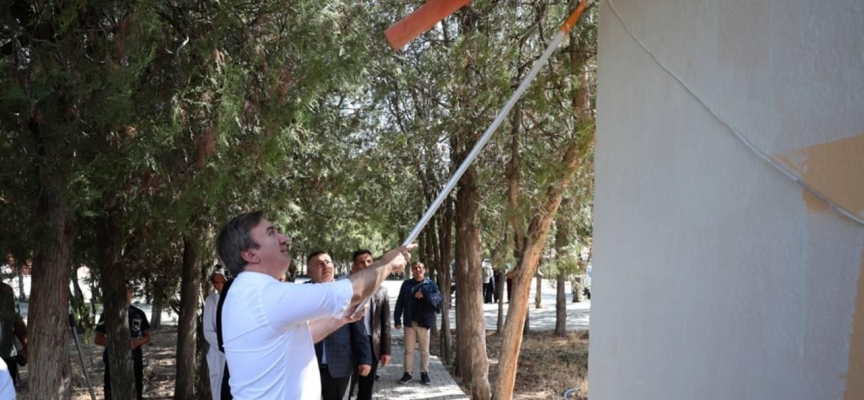 Aksaray valisi köy okulunun duvarını boyadı